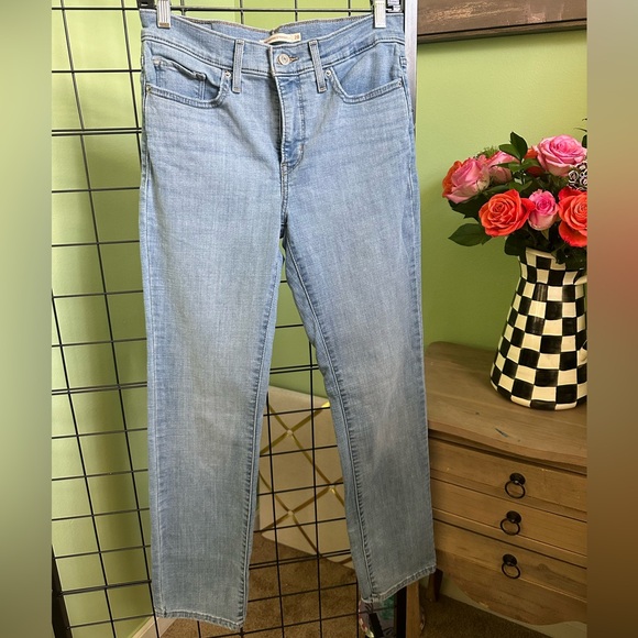 Levi's Denim - Levi’s size 28 light wash Shaping Straight 314